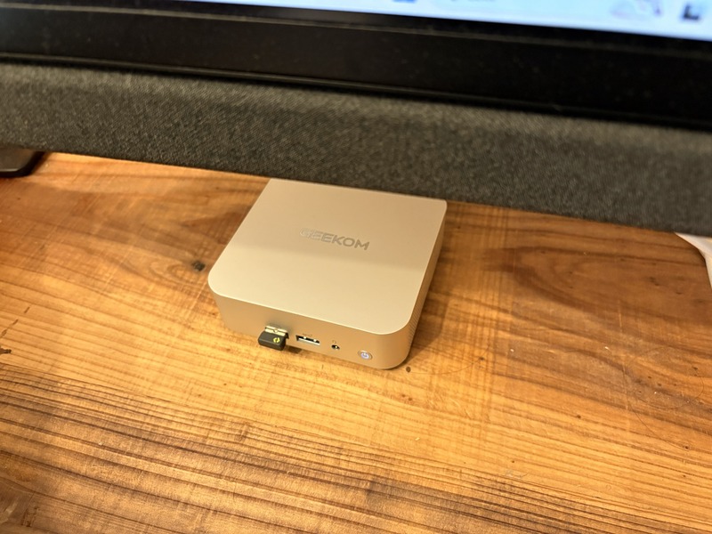 MacBookを卒業。生成AIの自動化用に「GEEKOM A5 Pro」を買ったら、メイン機がこれになってしまった話